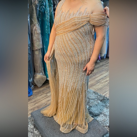 Custom handmade gown - Picture 6 of 11